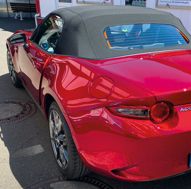 First - Carwash Keramikversiegelung Wuppertal, rotes Auto mit Glanzeffekt